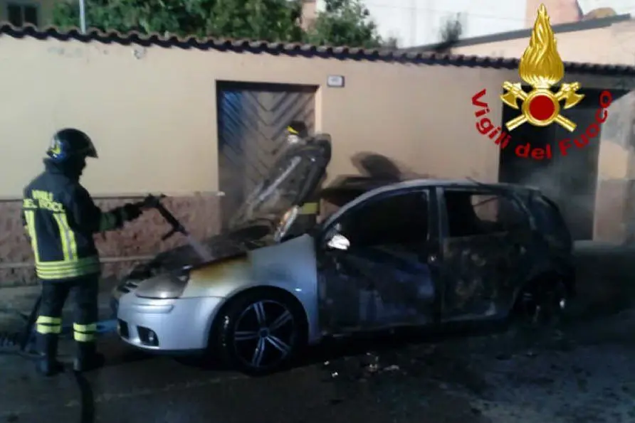 L'auto distrutta dalle fiamme