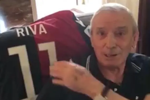 Gigi Riva, oggi presidente onorario del Cagliari, con la sua maglia numero 11