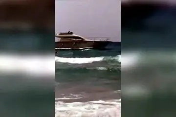 Villasimius, barca da 13 metri alla deriva a Campulongu: le immagini