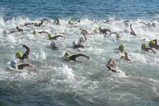 Una gara di nuoto in acque libere in Sardegna