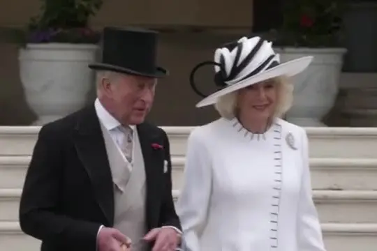 Re Carlo III offre un ricevimento in giardino a Buckingham Palace