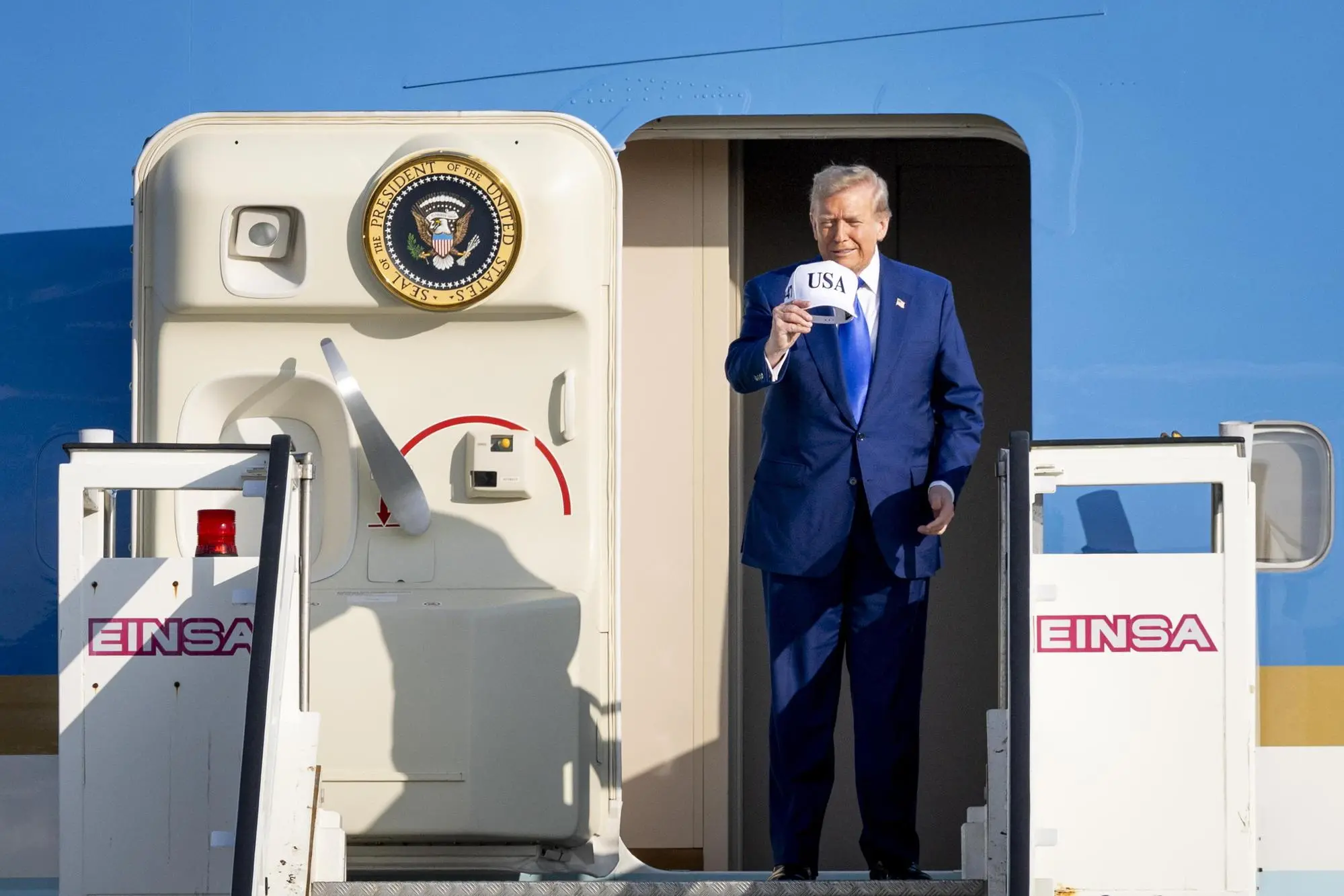 Donald Trump arrives sull'Air Force One all'aeroporto di Amsterdam (Ansa)