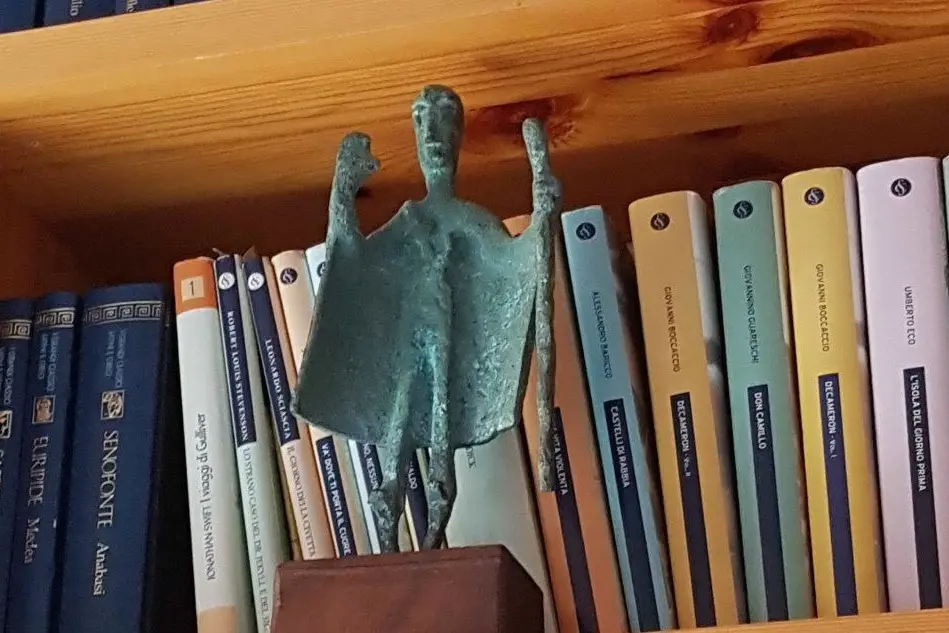 Il bronzetto sulla libreria di Alessandro
