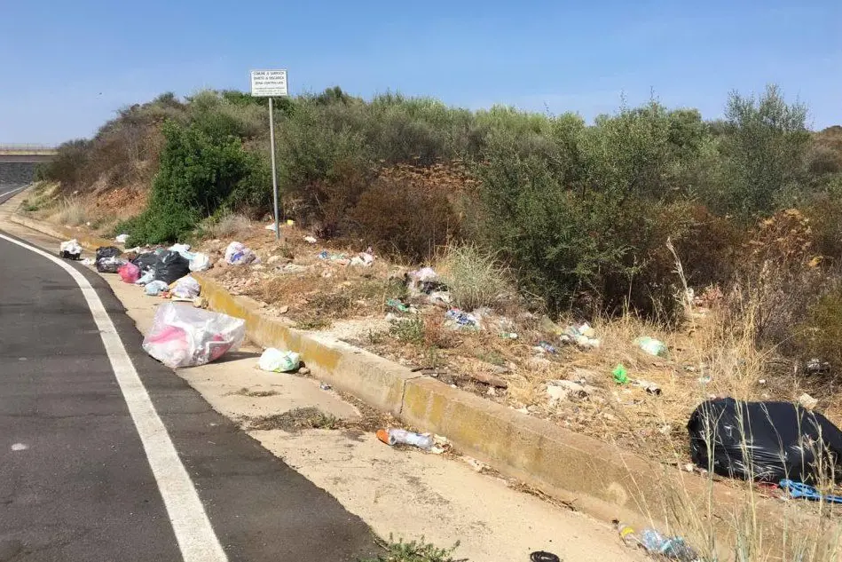 I rifiuti abbandonati lungo la Sulcitana a Sarroch (foto Ivan Murgana)