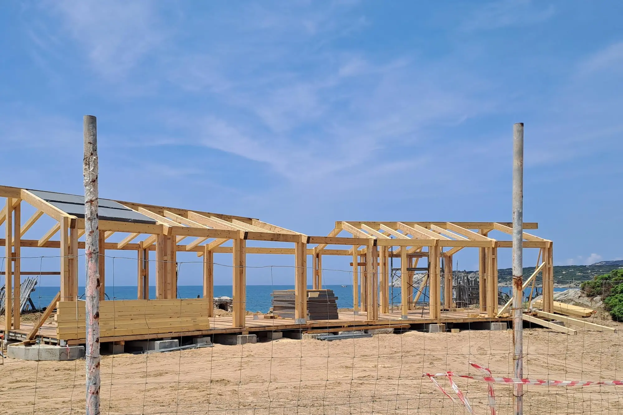 La struttura in spiaggia ad Aglientu (foto inviata dai lettori)