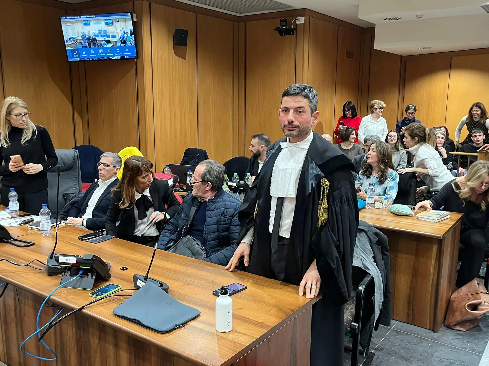 L'avvocato Mauro Trogu in aula a Roma il giorno della decisione (alla sua sinistra Beniamino Zuncheddu)