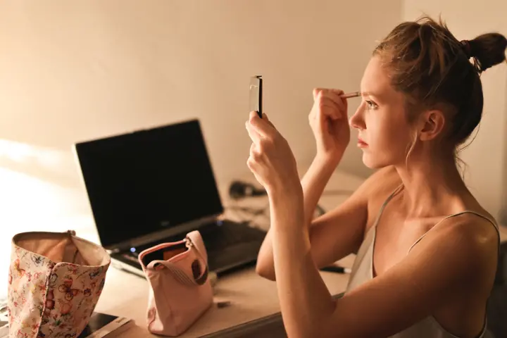 Una giovane donna davanti allo specchio