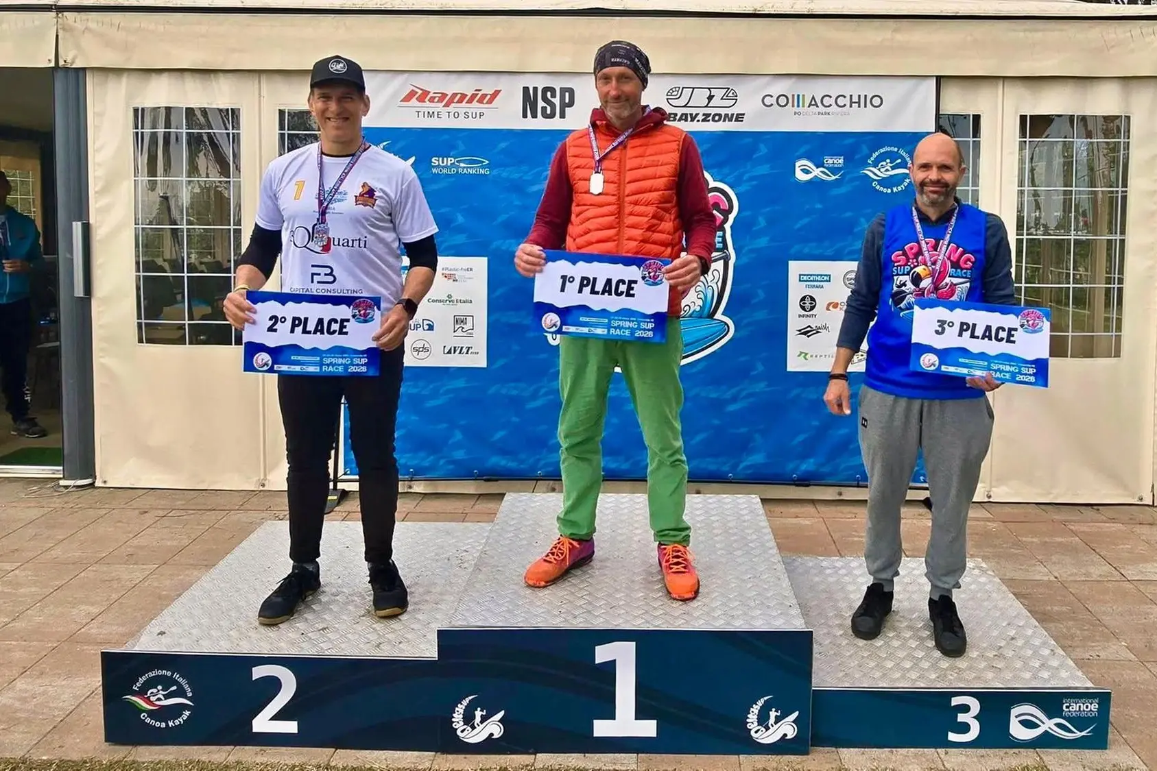 Fabrizio Gasbarro (a sinistra) sul podio dopo il secondo posto nella categoria +50 Master Technical (foto concessa)