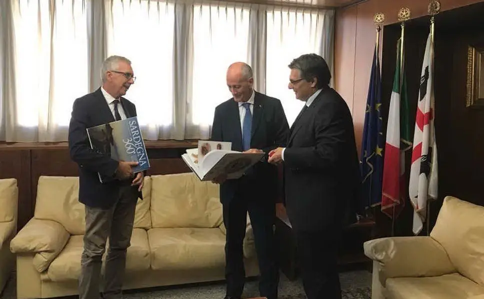 Franco Gabrielli (al centro) con il governatore Francesco Pigliaru e Gianfranco Ganau (foto da Twitter)