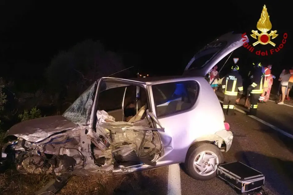Una delle auto distruttre dopo l'urto
