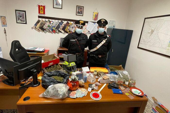 Riola Sardo, cercano i ladri e trovano una centrale dello spaccio: 1,5 chili di droga, petardi e una bomba carta