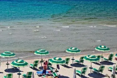 La 'marea gialla' nel lido di Alghero