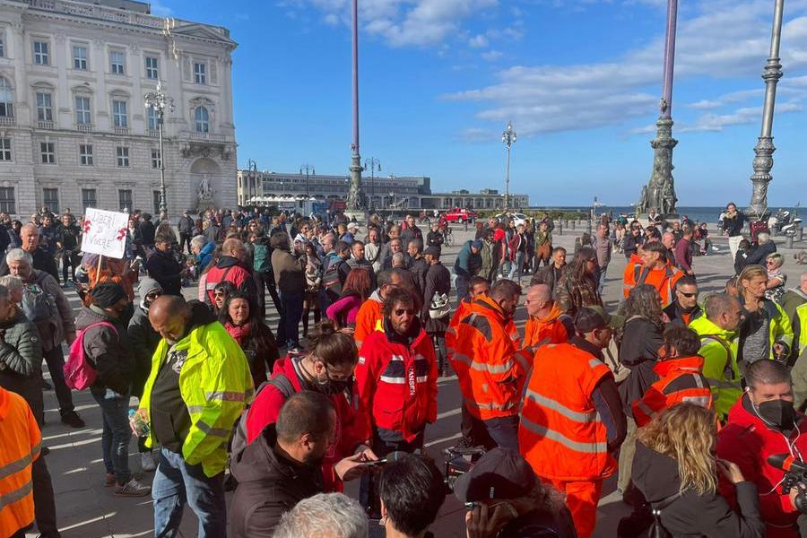 Boom dei contagi a Trieste, il cluster più grande tra i manifestanti anti-Green pass: 93 casi