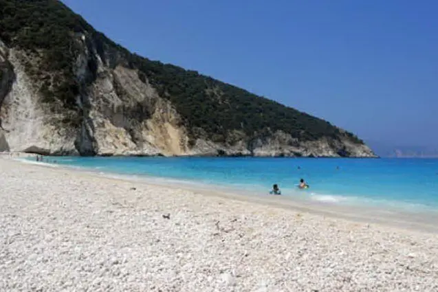 La spiaggia di Myrtos, a Cefalonia, dove si è verificata la frana (foto da google)