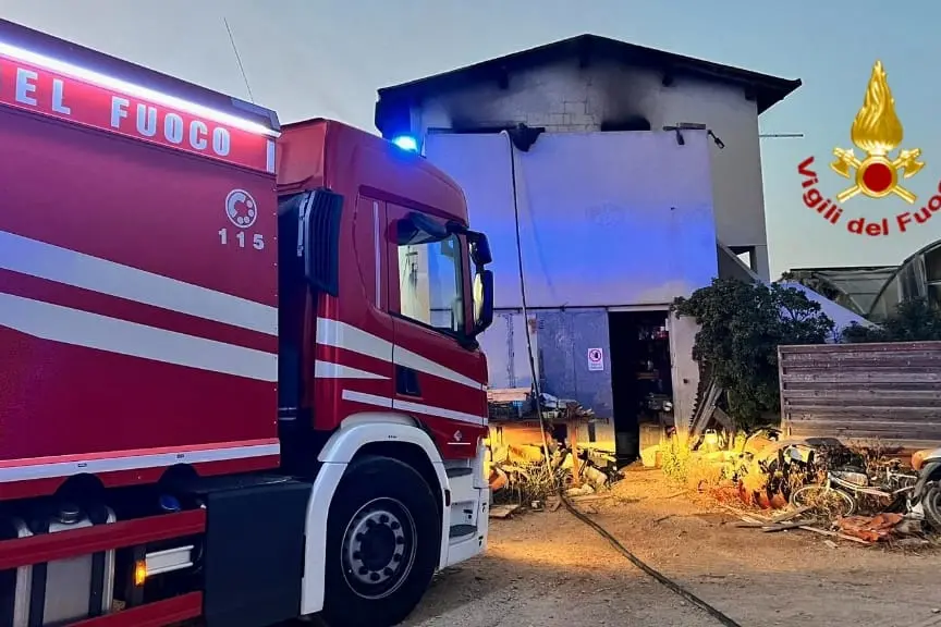 L'intervento dei vigili del fuoco a Capoterra (foto concessa)