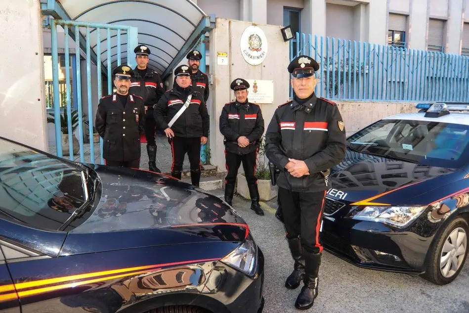 Alberto Lai, appuntato dei carabinieri, si congeda salutato dai colleghi (foto Angelo Cucca)