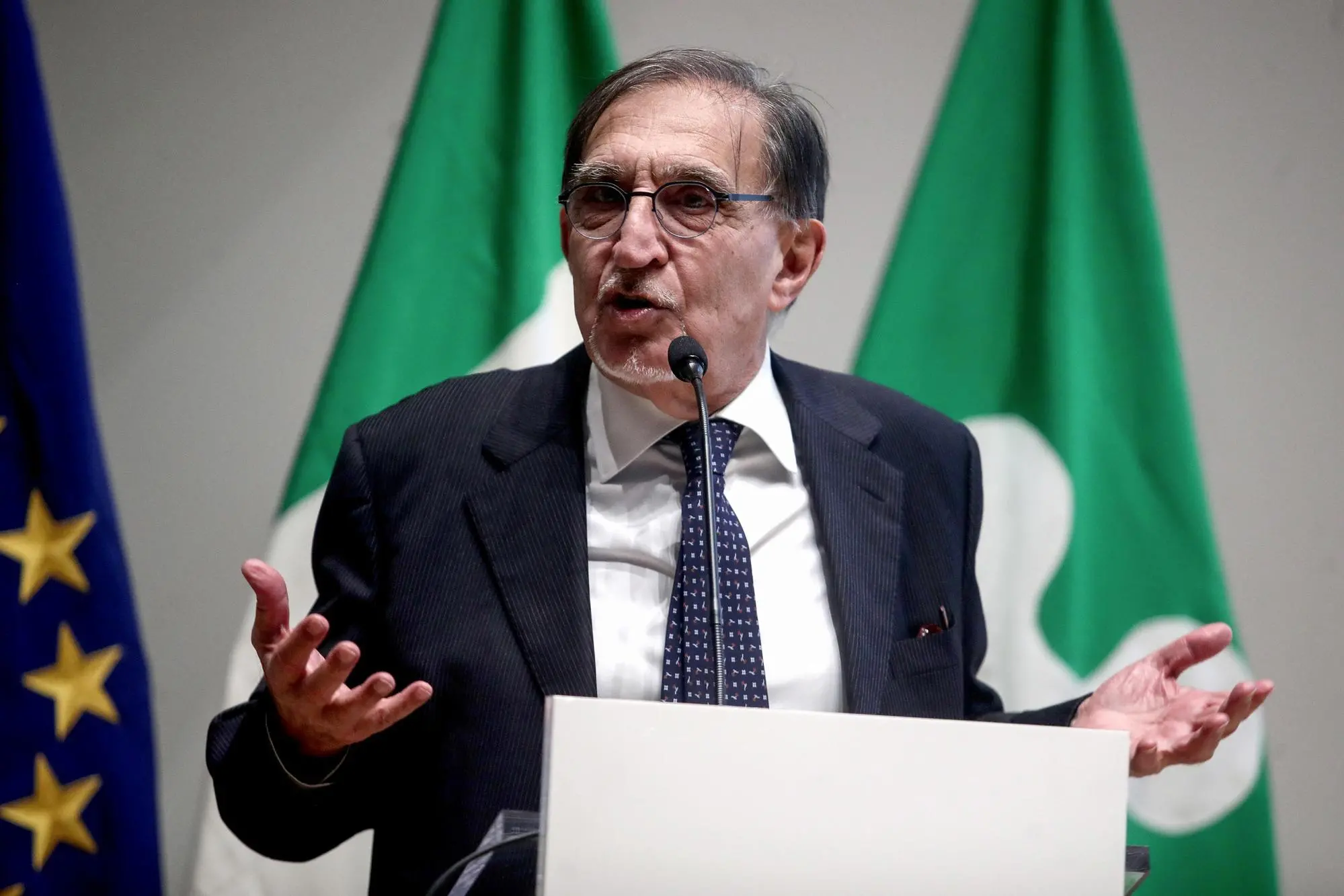 Ignazio La Russa, presidente del Senato della Repubblica Italiana, interviene agli stati generali dei trasporti a Palazzo Lombardia a Milano, 10 novembre 2025. ANSA/MOURAD BALTI TOUATI