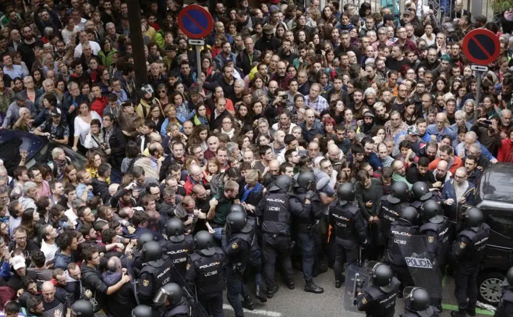 Migliaia di persone in piazza a Barcellona