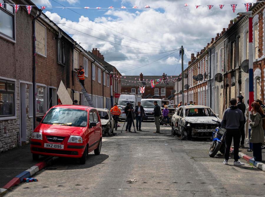 Belfast a soqquadro: auto e case in fiamme, molotov sulla po