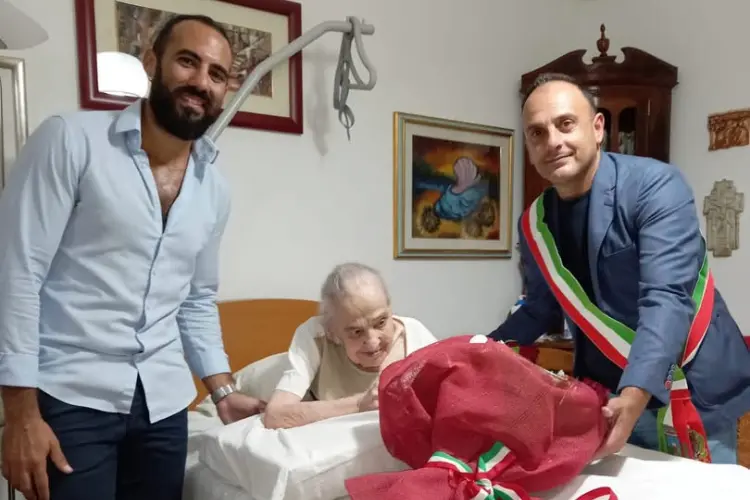 Il sindaco di Osilo con la nonnina Giovanna Campus