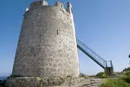 La Torre di Chia che sovrasta gli scavi di Bithia (foto L'Unione Sarda - Murgana)