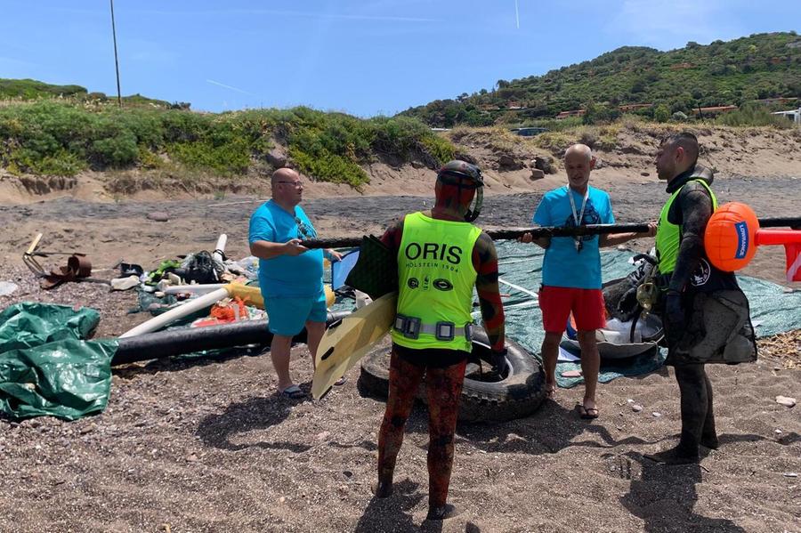 In apnea a ripulire i fondali di Turas