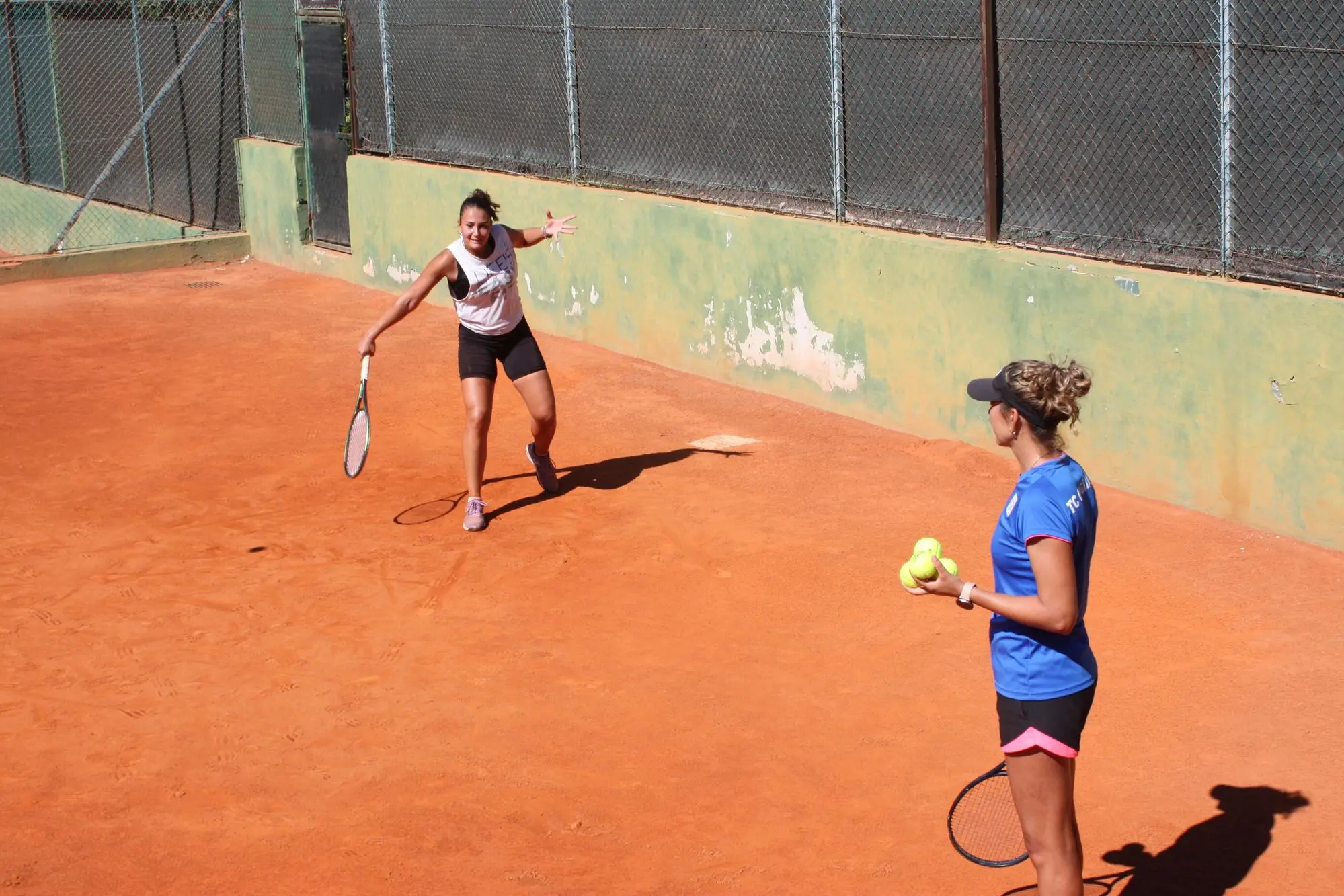 Eleonora Alvisi si allena sotto gli occhi di capitan Carla Lucero (foto Antonio Burruni)