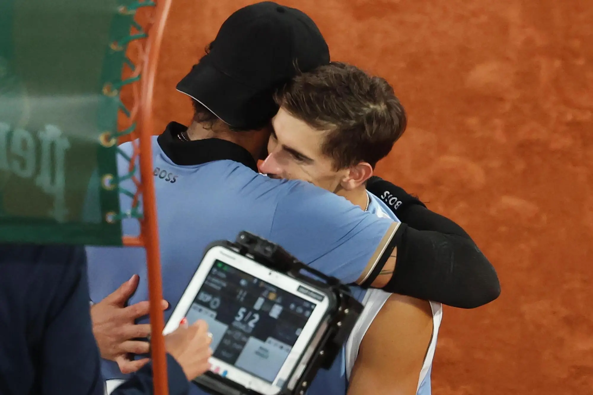 L'abbraccio tra Berrettini e Arnaldi (Ansa - Mohammed Badra)