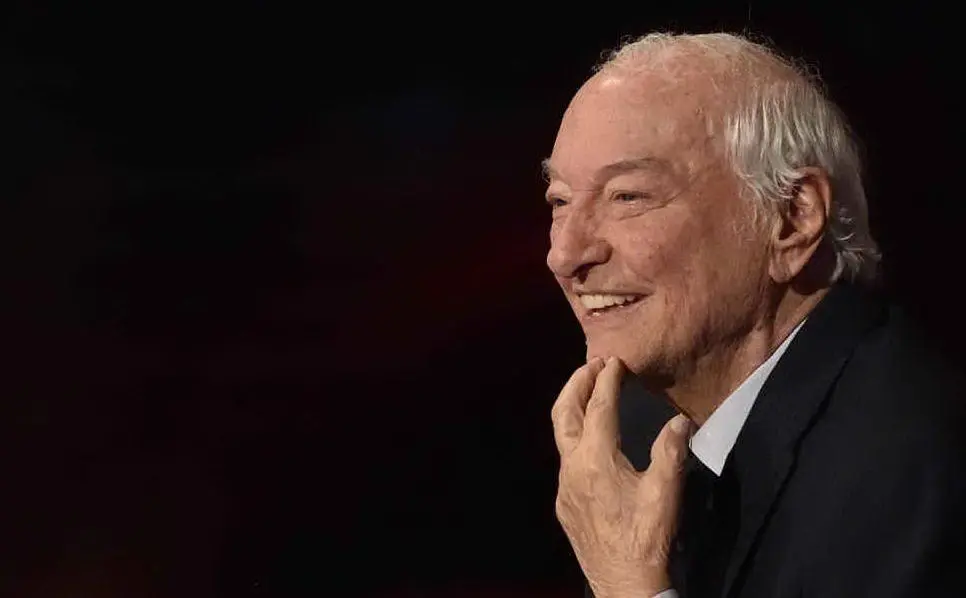 Nel 1954 si specializza in programmi televisivi di divulgazione scientifica