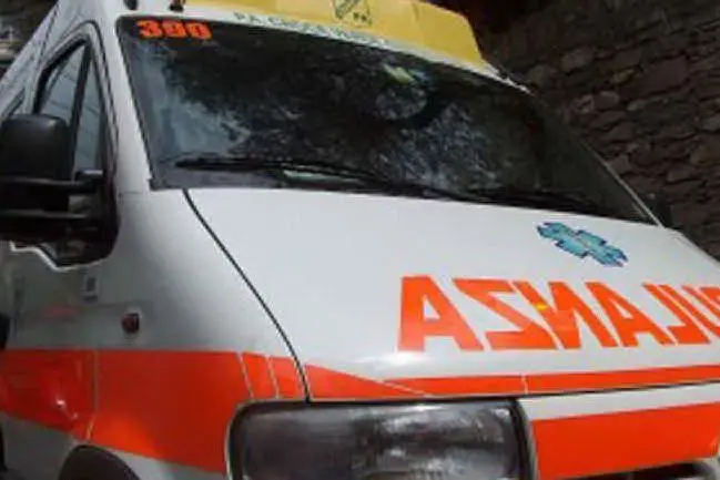 Un'ambulanza (archivio L'Unione Sarda)