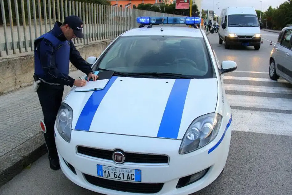 Un controllo della polizia locale (foto L'Unione Sarda - Tellini)