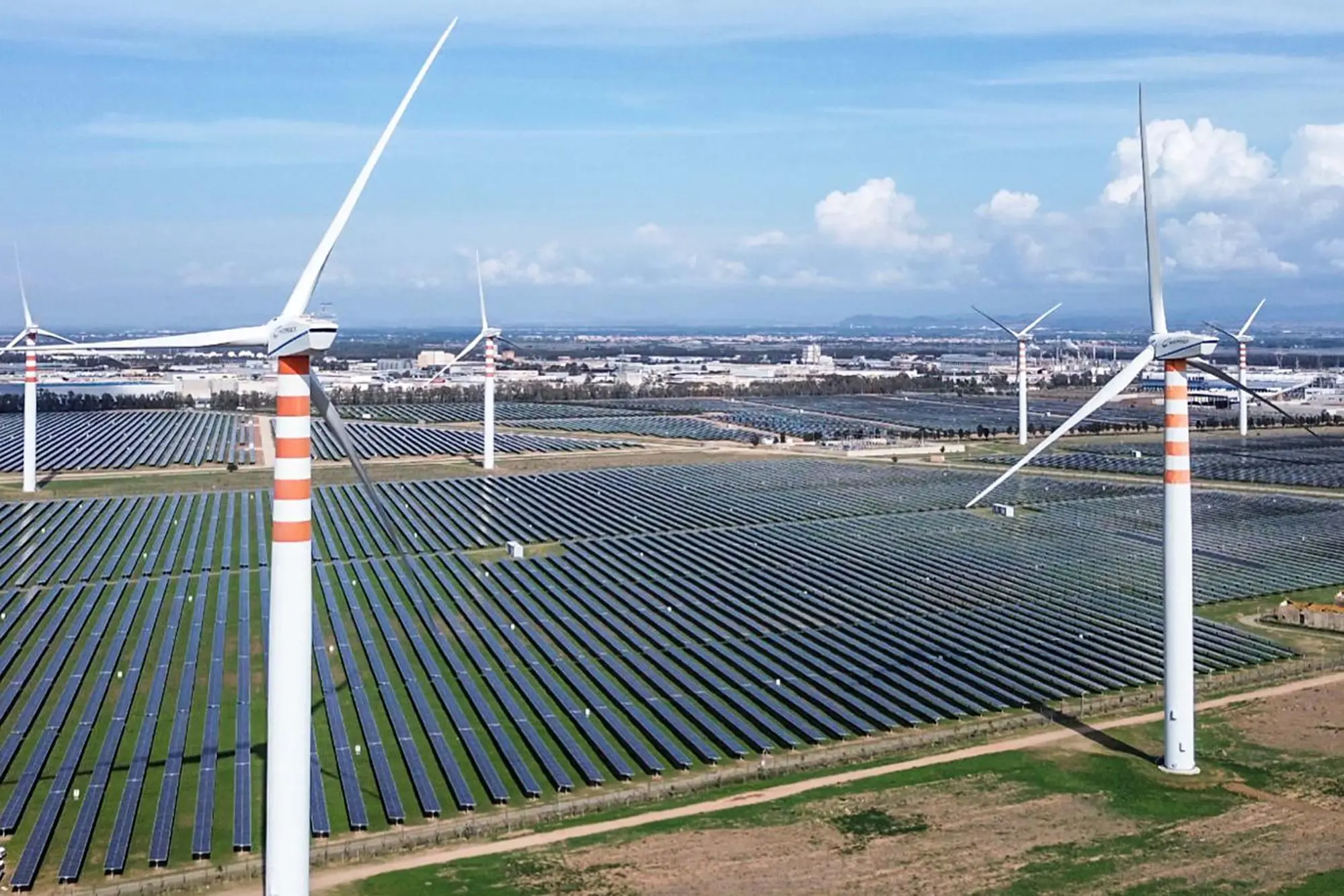 Un parco eolico nella zona di Uta