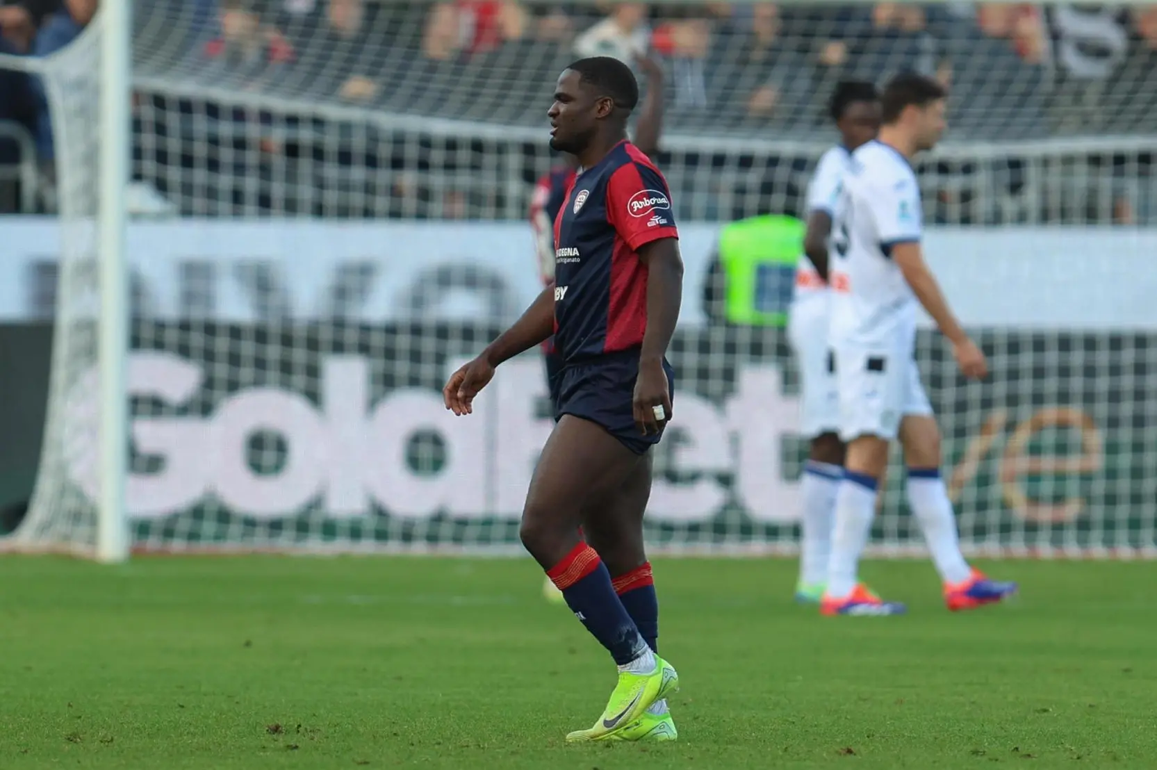 Zito Luvumbo esce per infortunio in Cagliari-Atalanta (foto Ansa)