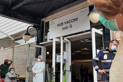 Gli over 60 sardi potranno vaccinarsi senza prenotazione in nove hub regionali
