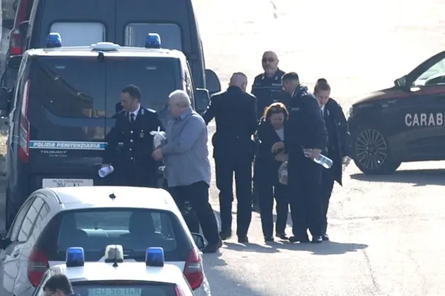 Olindo Romano e Rosa Bazzi vengono scortati al tribunale di Brescia (foto Ansa)