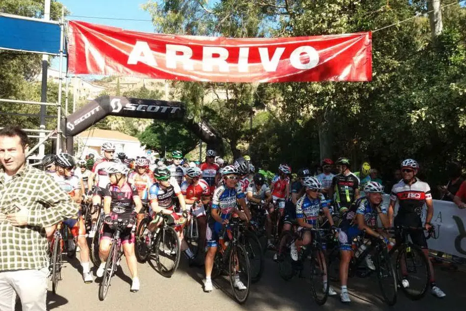 La partenza della "Granfondo delle Miniere"