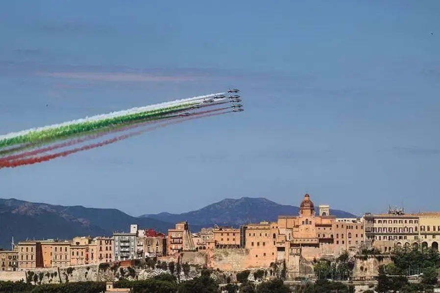 Le Frecce tricolori nel cielo di Cagliari (foto da Instagram, @fifi_usai)