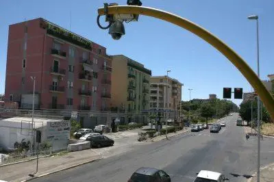 Telecamera su un semaforo in viale Marconi