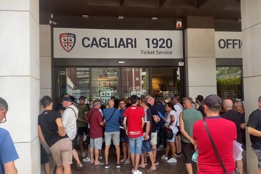 La fila fuori dallo store del Cagliari (L'Unione Sarda)