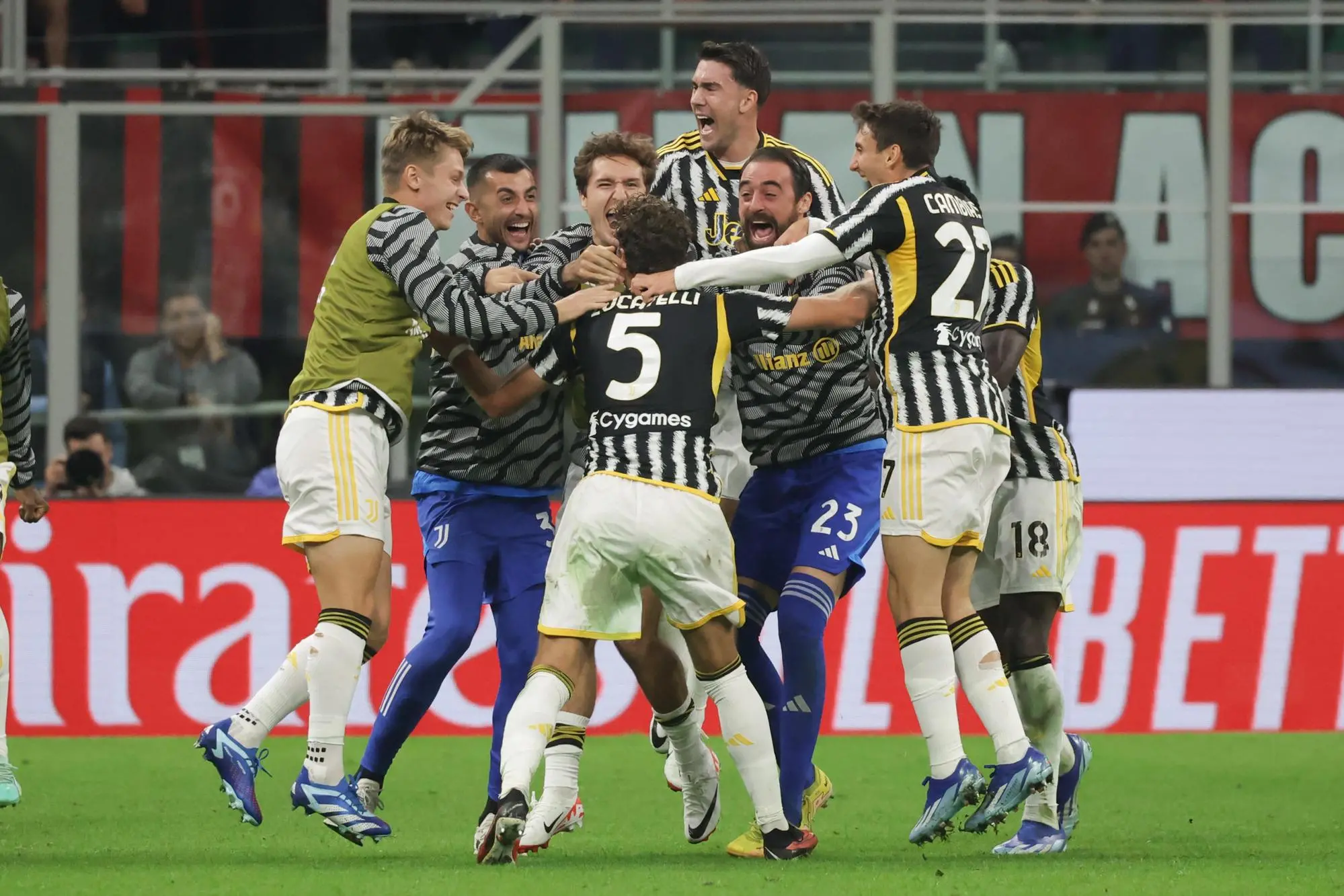 L'esultanza dei bianconeri al gol di Locatelli