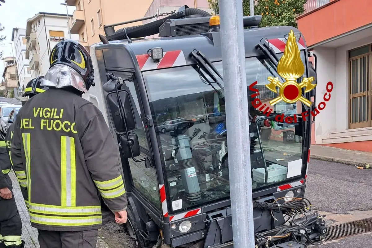 Nuoro, strada cede in via Calabria