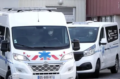 Ambulanza, immagine simbolo (foto Ansa)