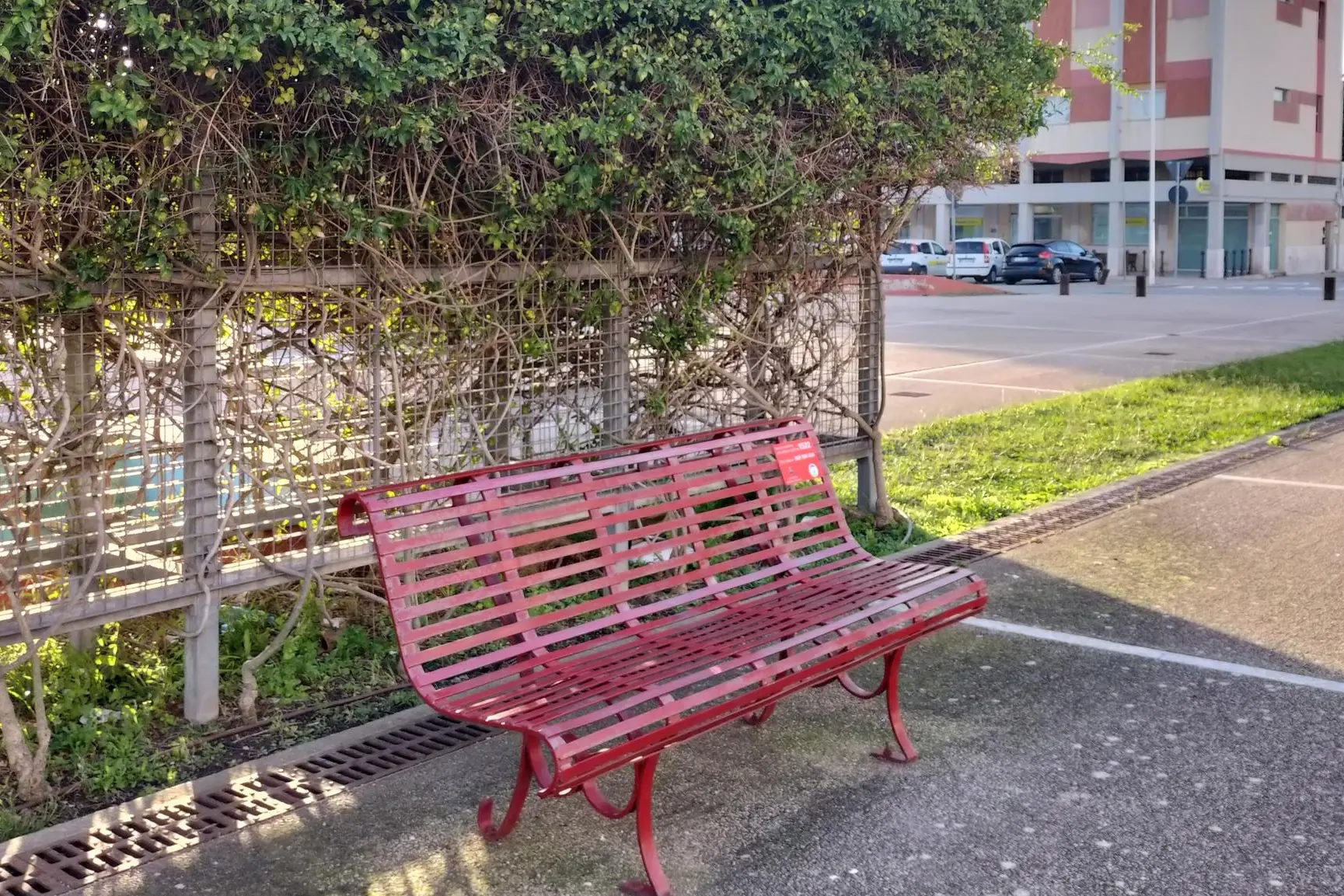 La panchina rossa di piazza Rinascita a Carbonia (foto Scano)