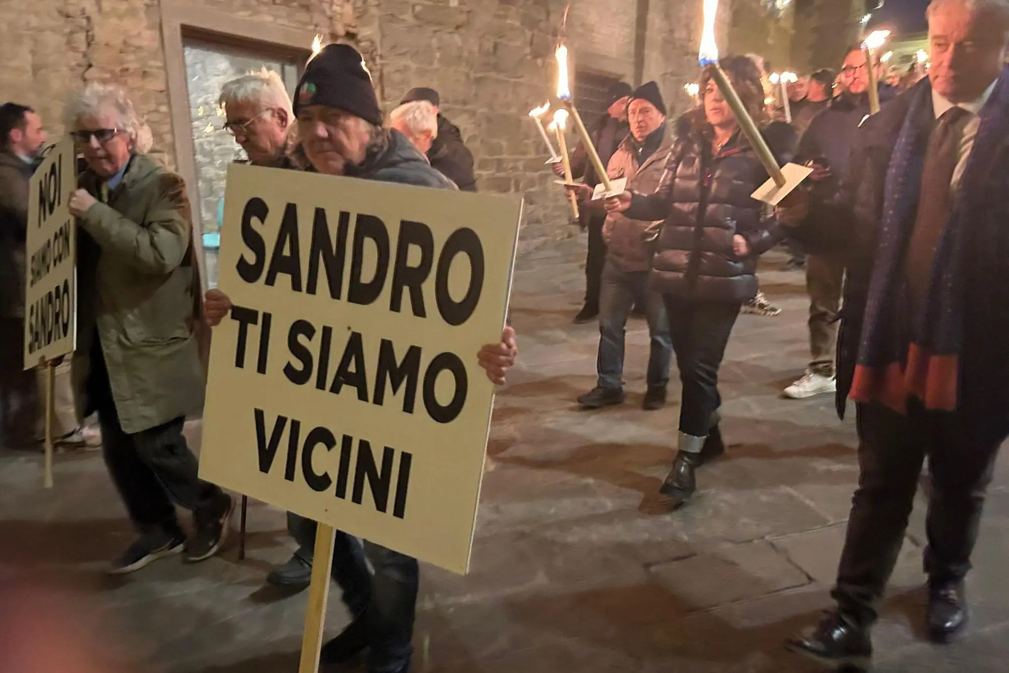 Una marcia silenziosa per manifestare tutto l'appoggio e la vicinanza a Sandro Mugnai (Ansa)