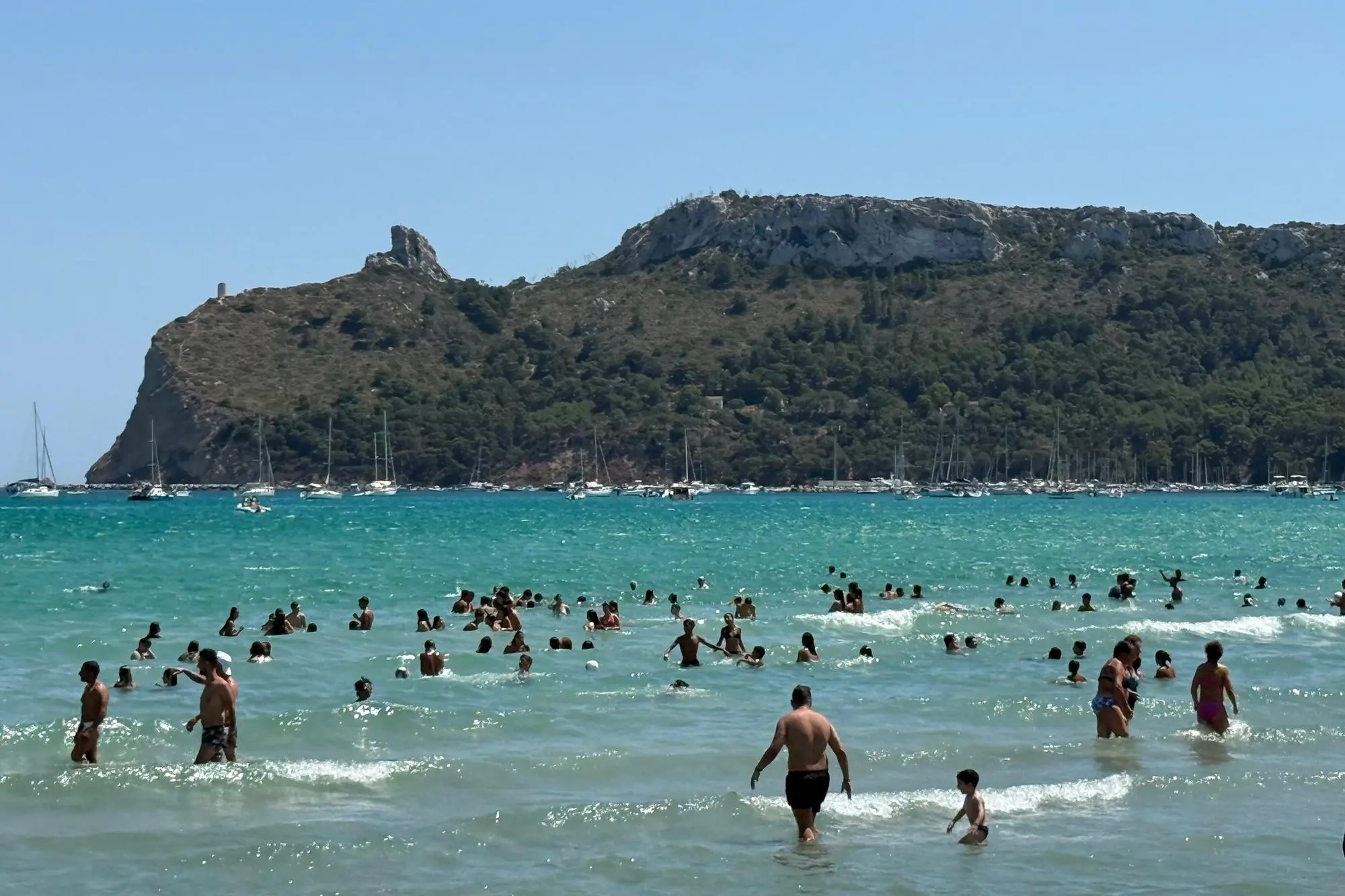 29 giugno 2025 Spiaggia del Poetto di domenica bagnanti e turisti fanno il bagno sullo sfondo la sella del Diavolo. Foto Max Solinas