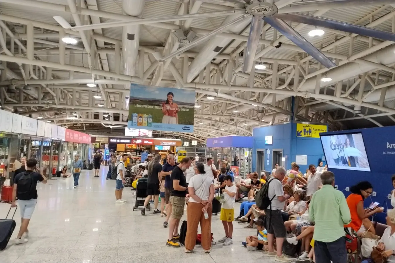 Passeggeri all’aeroporto di Cagliari in una foto d’archivio