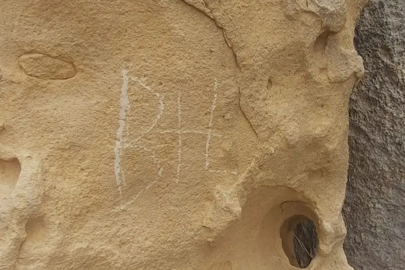 Le iniziali incise sul sito archeologico (foto Heritage Malta)