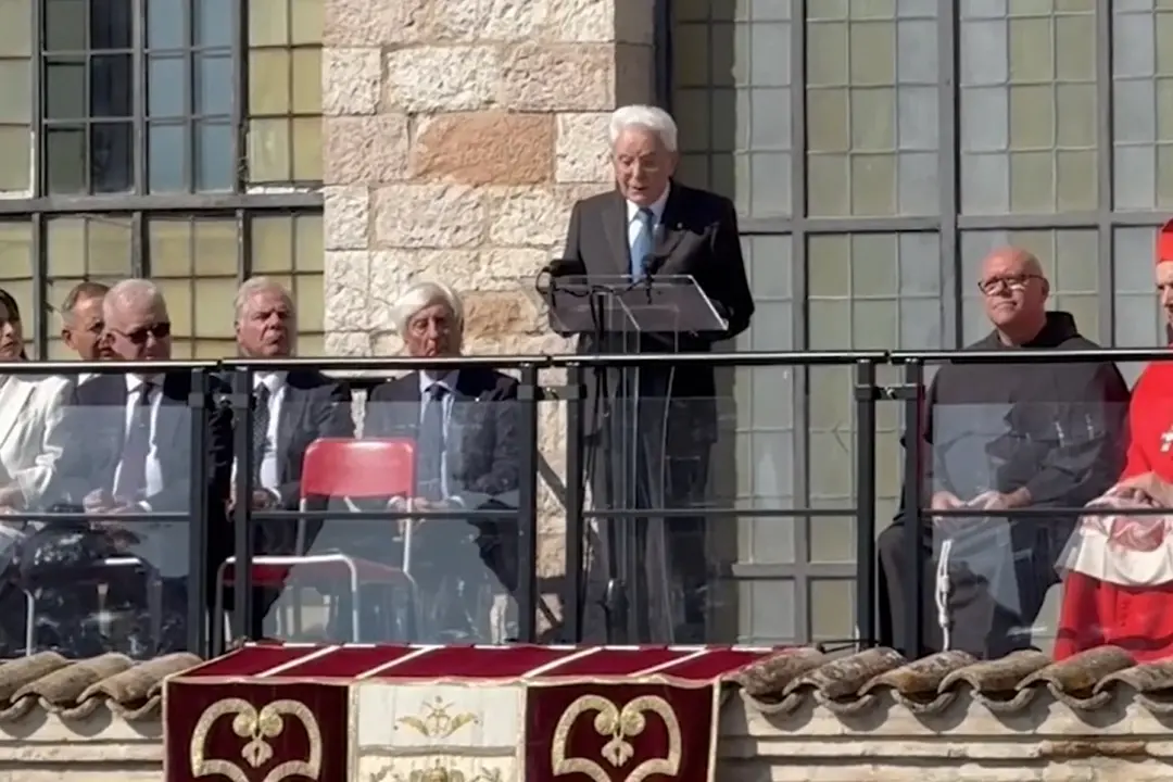 Mattarella ad Assisi: "In alcune parti del mondo si torna a benedire le armi"