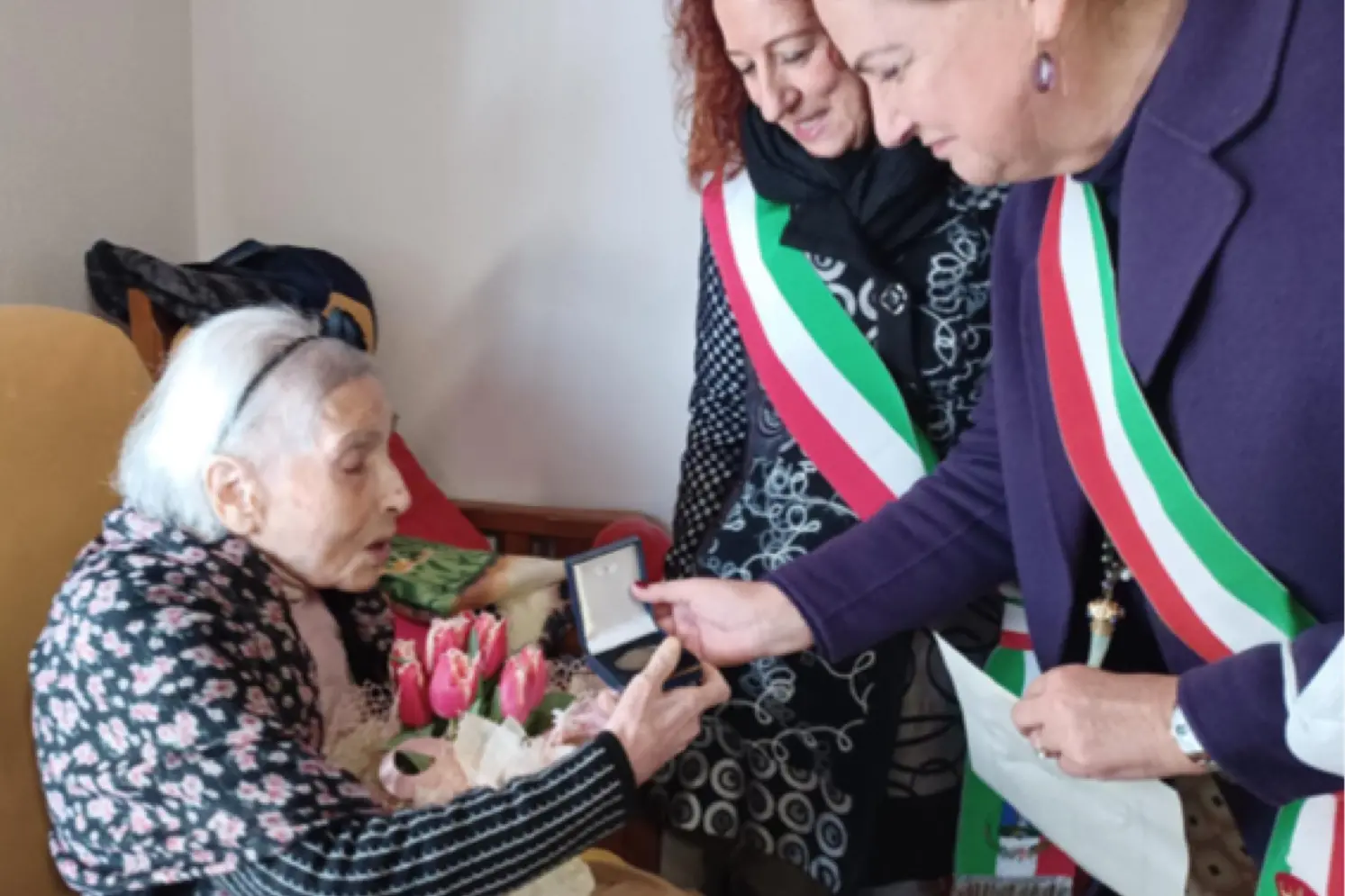 Gli auguri dell'assessore Lantini alla centenaria Bonaria Cambarau (Foto: Comune di Cagliari)