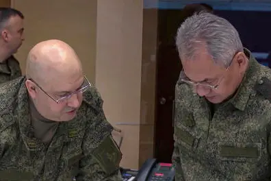 Il ministro della difesa russo Serghei Shoigu ascolta il generale in comando in Ucraina, Sergii Khlan (foto Ansa)